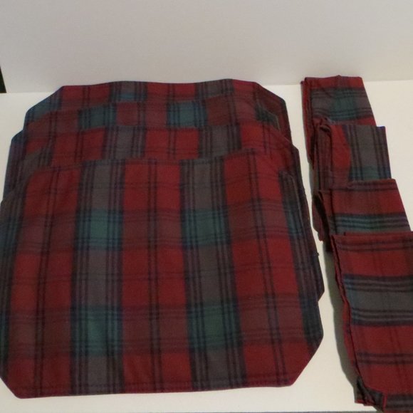 Four Placemats With Matching Napkins Red Green Plaid - Picture 1 of 3